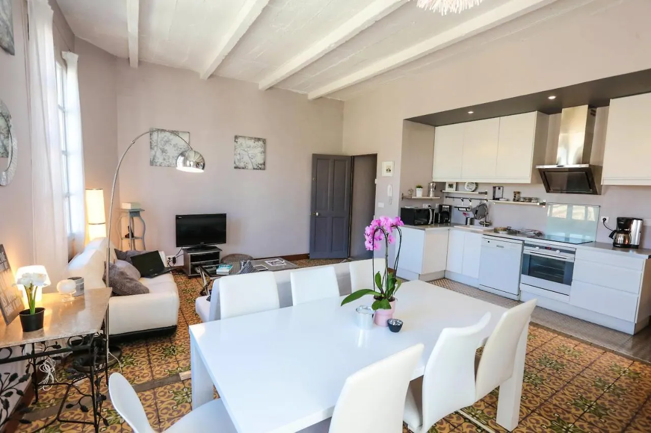 Maison De 6 Chambres A Avignon 0*,  France